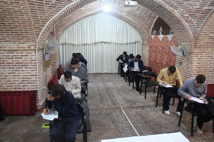 تصاویر /آزمون سیزدهمین دوره شناسایی استعدادبرتر حوزه‌های علمیه در استان قزوین برگزار شد