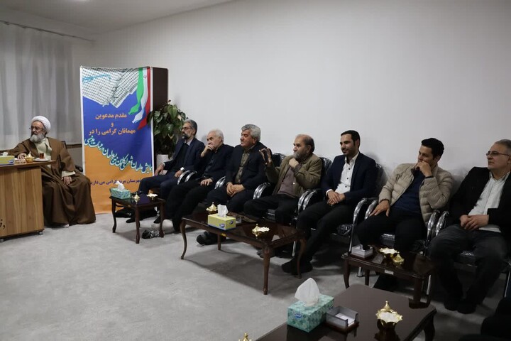 تصاویر / دیدار مادحین، شعرا و هیات مذهبی با امام جمعه شهرستان مرند
