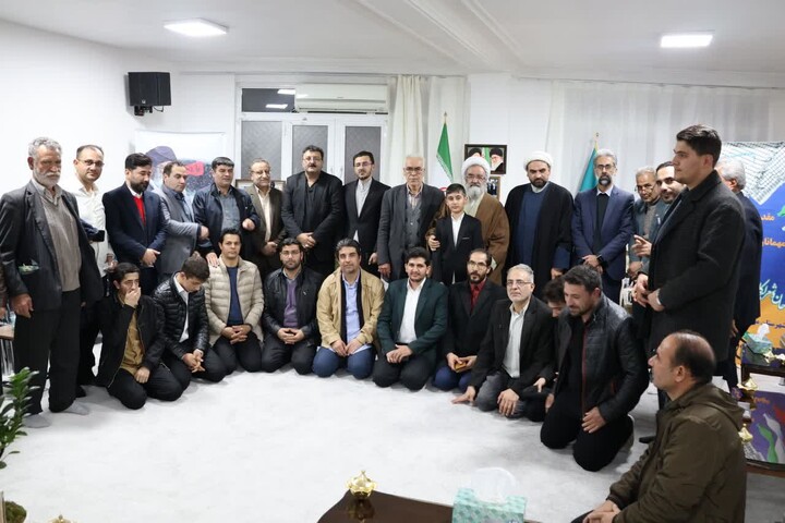 تصاویر / دیدار مادحین، شعرا و هیات مذهبی با امام جمعه شهرستان مرند