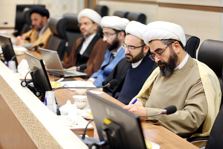 تصاویر/ نشست معاون پژوهش حوزه های علمیه با برگزیدگان جشنواره علامه حلی