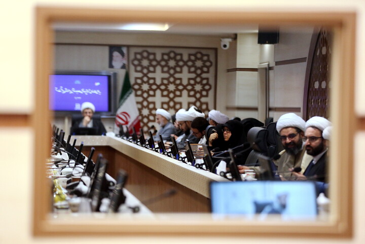 تصاویر/ نشست معاون پژوهش حوزه های علمیه با برگزیدگان جشنواره علامه حلی