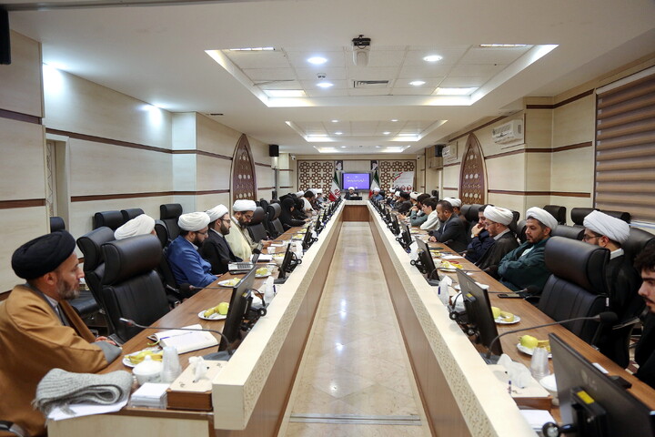 تصاویر/ نشست معاون پژوهش حوزه های علمیه با برگزیدگان جشنواره علامه حلی