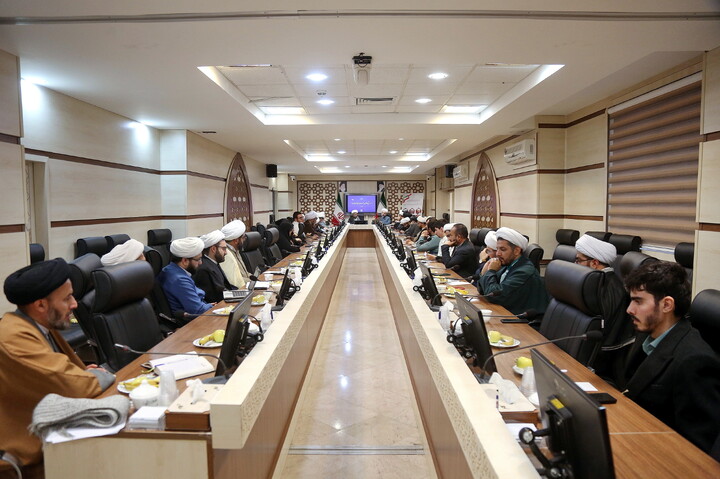 تصاویر/ نشست معاون پژوهش حوزه های علمیه با برگزیدگان جشنواره علامه حلی