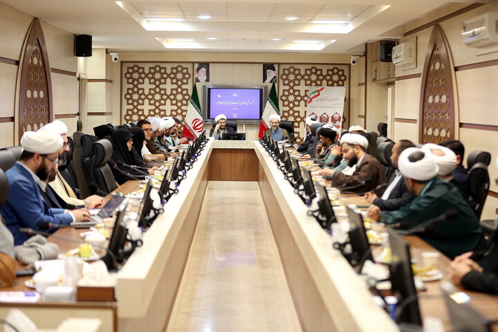 تصاویر/ نشست معاون پژوهش حوزه های علمیه با برگزیدگان جشنواره علامه حلی