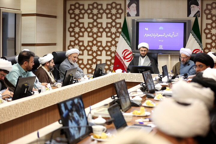 تصاویر/ نشست معاون پژوهش حوزه های علمیه با برگزیدگان جشنواره علامه حلی