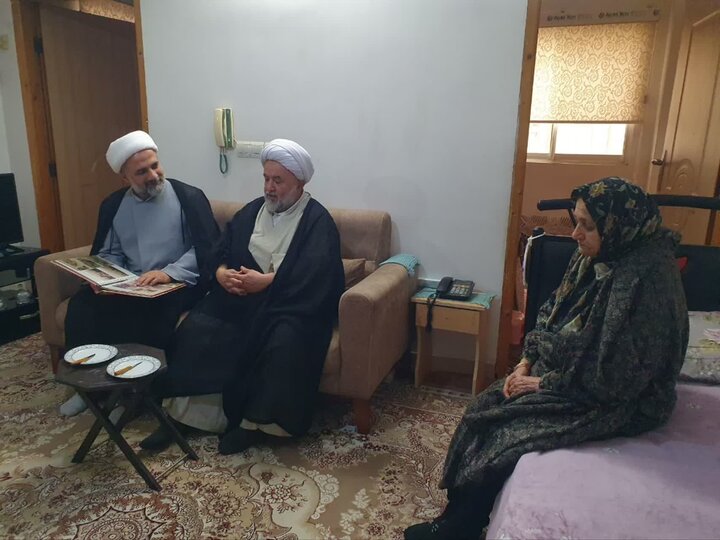 تکریم خانواده شهدای روحانی لنگرود به مناسبت روز مادر