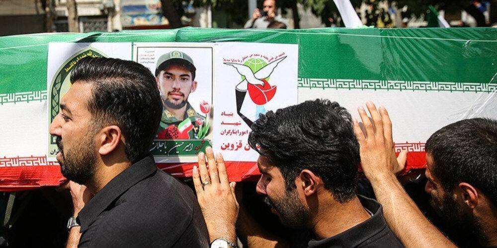 فیلم | حضور دانش آموزان دبیرستان  صدرا در منزل شهید مدافع وطن