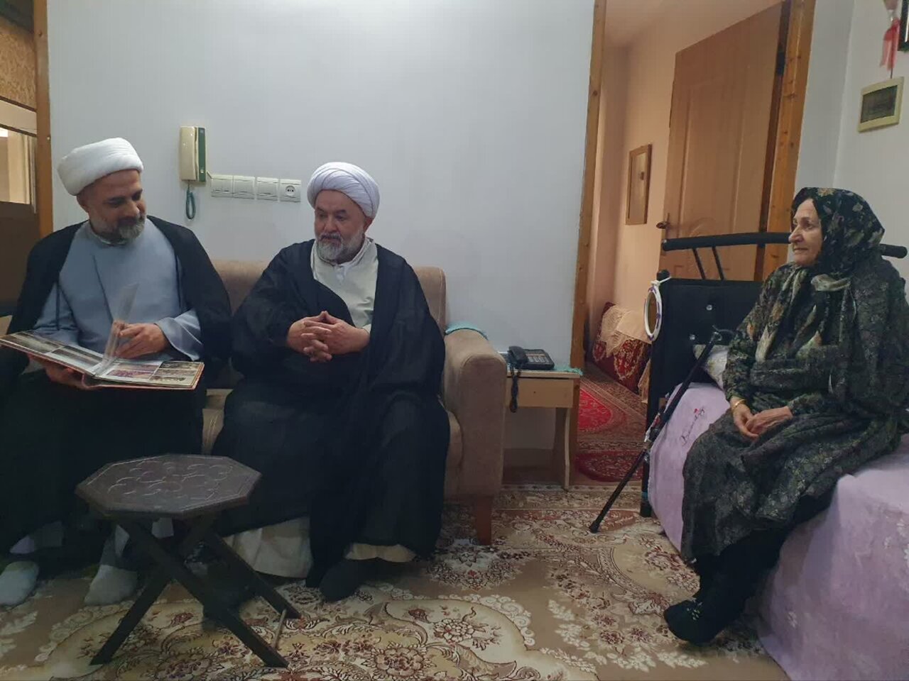 تکریم خانواده شهدای روحانی لنگرود به مناسبت روز مادر