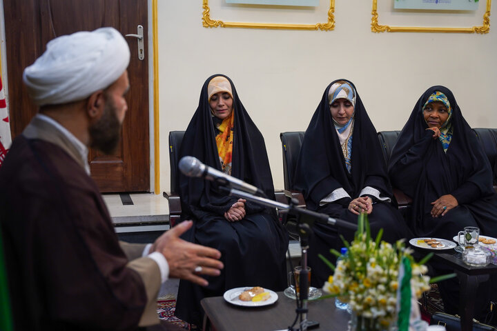 تصاویر| دیدار همسر سردار شهید حاج رمضان با تولیت آستان مقدس حضرت شاهچراغ(ع)