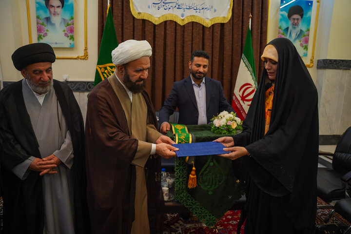 تصاویر| دیدار همسر سردار شهید حاج رمضان با تولیت آستان مقدس حضرت شاهچراغ(ع)