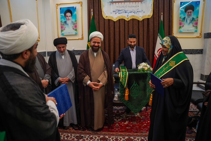 تصاویر| دیدار همسر سردار شهید حاج رمضان با تولیت آستان مقدس حضرت شاهچراغ(ع)