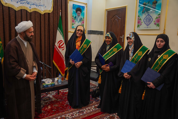 تصاویر| دیدار همسر سردار شهید حاج رمضان با تولیت آستان مقدس حضرت شاهچراغ(ع)