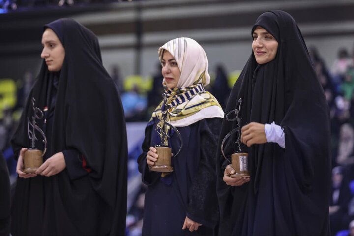 تصاویر/ تکریم خانواده شهدای جنگ ۱۲ روزه در رویداد بزرگ «ایران‌ بانو»