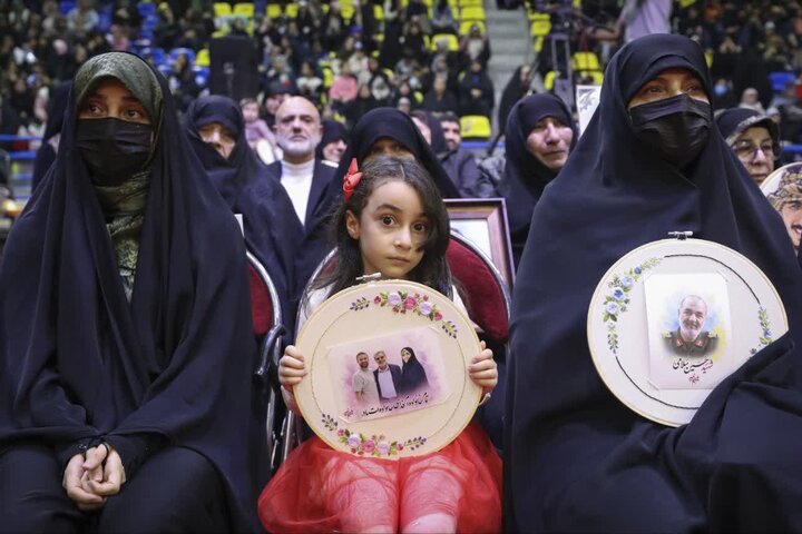 تصاویر/ تکریم خانواده شهدای جنگ ۱۲ روزه در رویداد بزرگ «ایران‌ بانو»