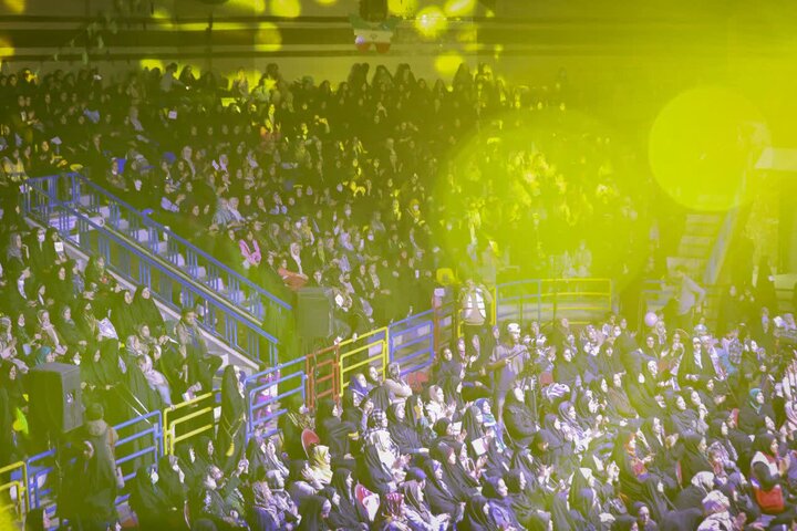 تصاویر/ تکریم خانواده شهدای جنگ ۱۲ روزه در رویداد بزرگ «ایران‌ بانو»