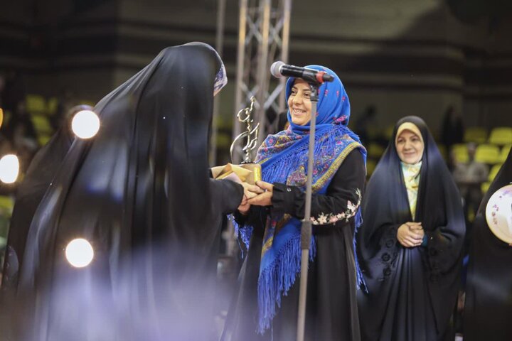 تصاویر/ تکریم خانواده شهدای جنگ ۱۲ روزه در رویداد بزرگ «ایران‌ بانو»