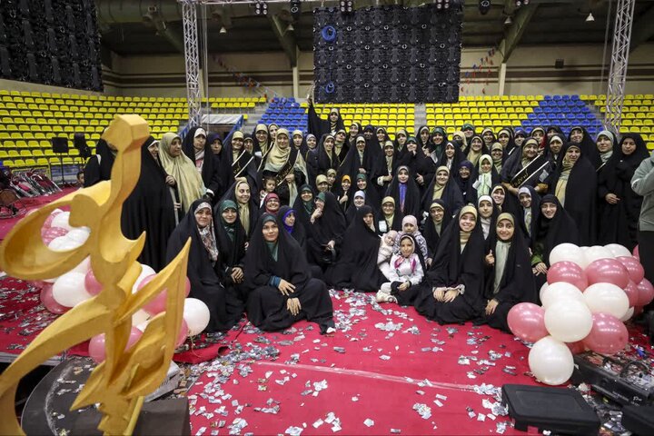 تصاویر/ تکریم خانواده شهدای جنگ ۱۲ روزه در رویداد بزرگ «ایران‌ بانو»