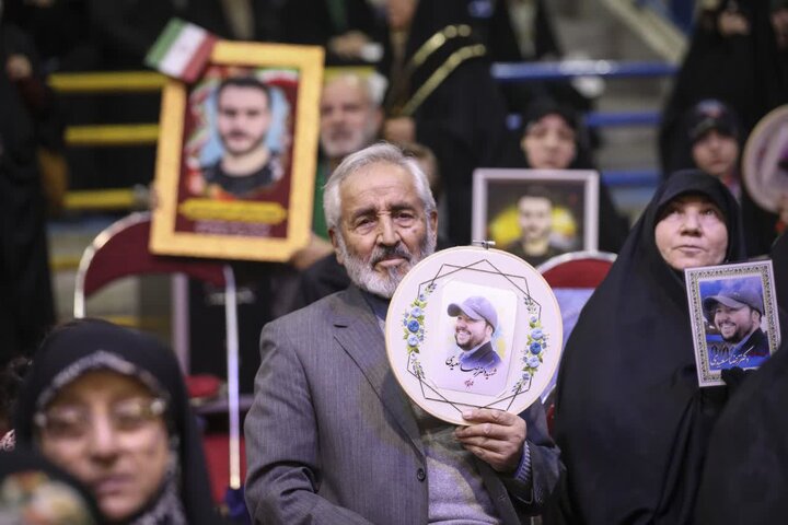 تصاویر/ تکریم خانواده شهدای جنگ ۱۲ روزه در رویداد بزرگ «ایران‌ بانو»