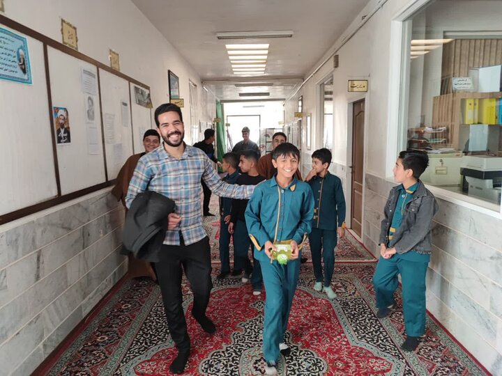 بازدید دانش‌آموزان مدرسه ابتدایی پیامبر اعظم(ص) از مدرسه علمیه جعفریه زرند.