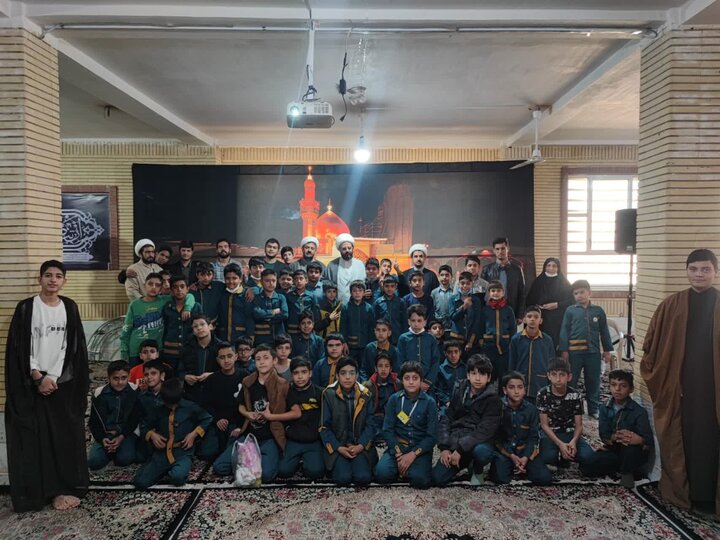 بازدید دانش‌آموزان مدرسه ابتدایی پیامبر اعظم(ص) از مدرسه علمیه جعفریه زرند.