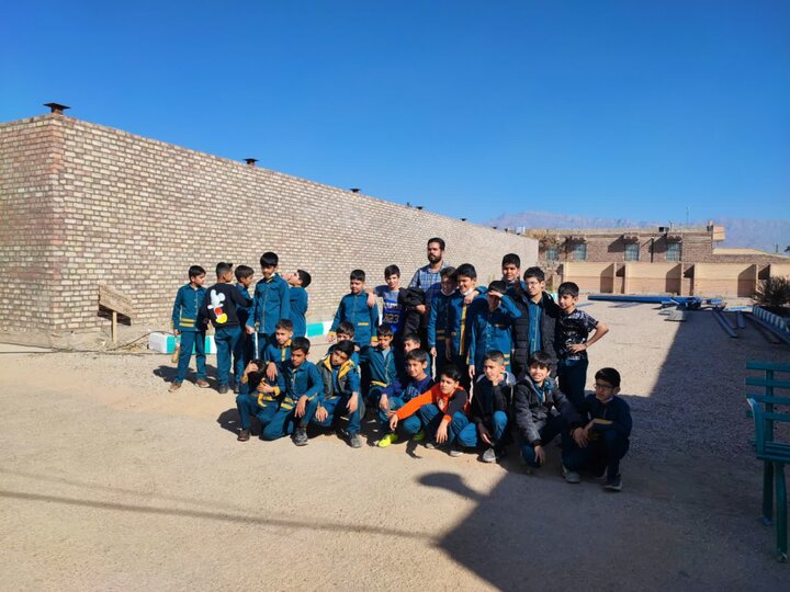 بازدید دانش‌آموزان مدرسه ابتدایی پیامبر اعظم(ص) از مدرسه علمیه جعفریه زرند.