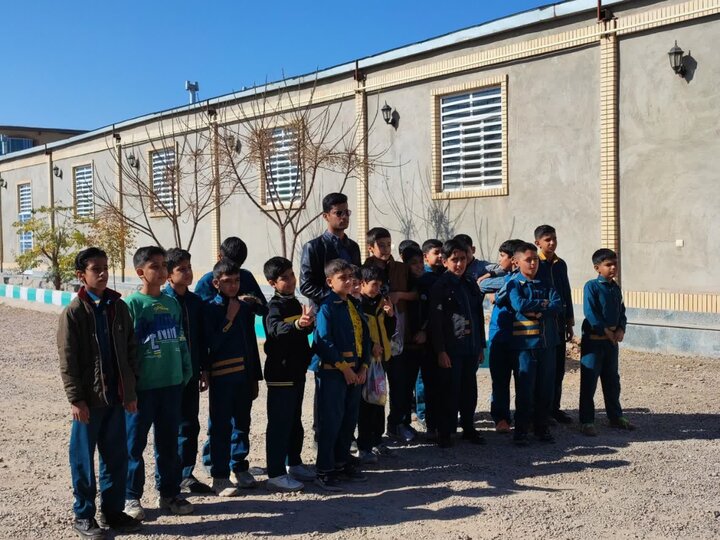 بازدید دانش‌آموزان مدرسه ابتدایی پیامبر اعظم(ص) از مدرسه علمیه جعفریه زرند.
