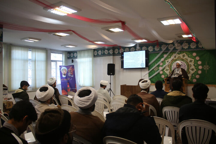 جلسه شرح احادیث کتاب اصول کافی با حضور طلاب و تدریس حجت‌الاسلام شیخ‌بهایی در مدرسه علمیه امام مهدی(عج).