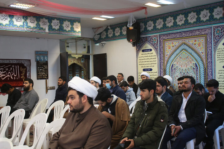 جلسه شرح احادیث کتاب اصول کافی با حضور طلاب و تدریس حجت‌الاسلام شیخ‌بهایی در مدرسه علمیه امام مهدی(عج).