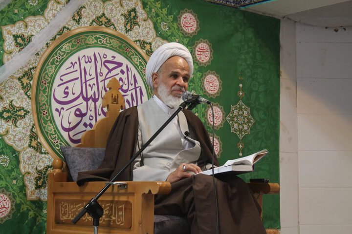 جلسه شرح احادیث کتاب اصول کافی با حضور طلاب و تدریس حجت‌الاسلام شیخ‌بهایی در مدرسه علمیه امام مهدی(عج).