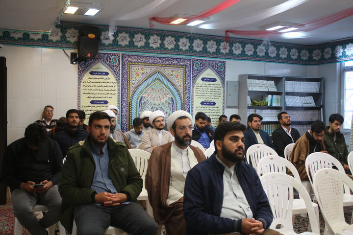 جلسه شرح احادیث کتاب اصول کافی با حضور طلاب و تدریس حجت‌الاسلام شیخ‌بهایی در مدرسه علمیه امام مهدی(عج).