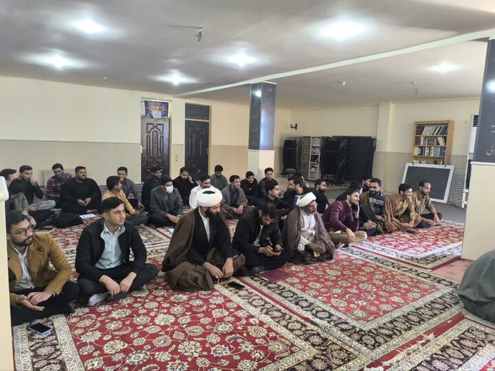 سخنرانی حجت‌الاسلام‌والمسلمین تارم در جلسه آغاز هفته پژوهش در مدرسه علمیه امام صادق(ع) جیرفت.