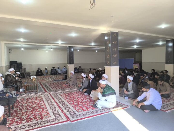 سخنرانی حجت‌الاسلام‌والمسلمین تارم در جلسه آغاز هفته پژوهش در مدرسه علمیه امام صادق(ع) جیرفت.