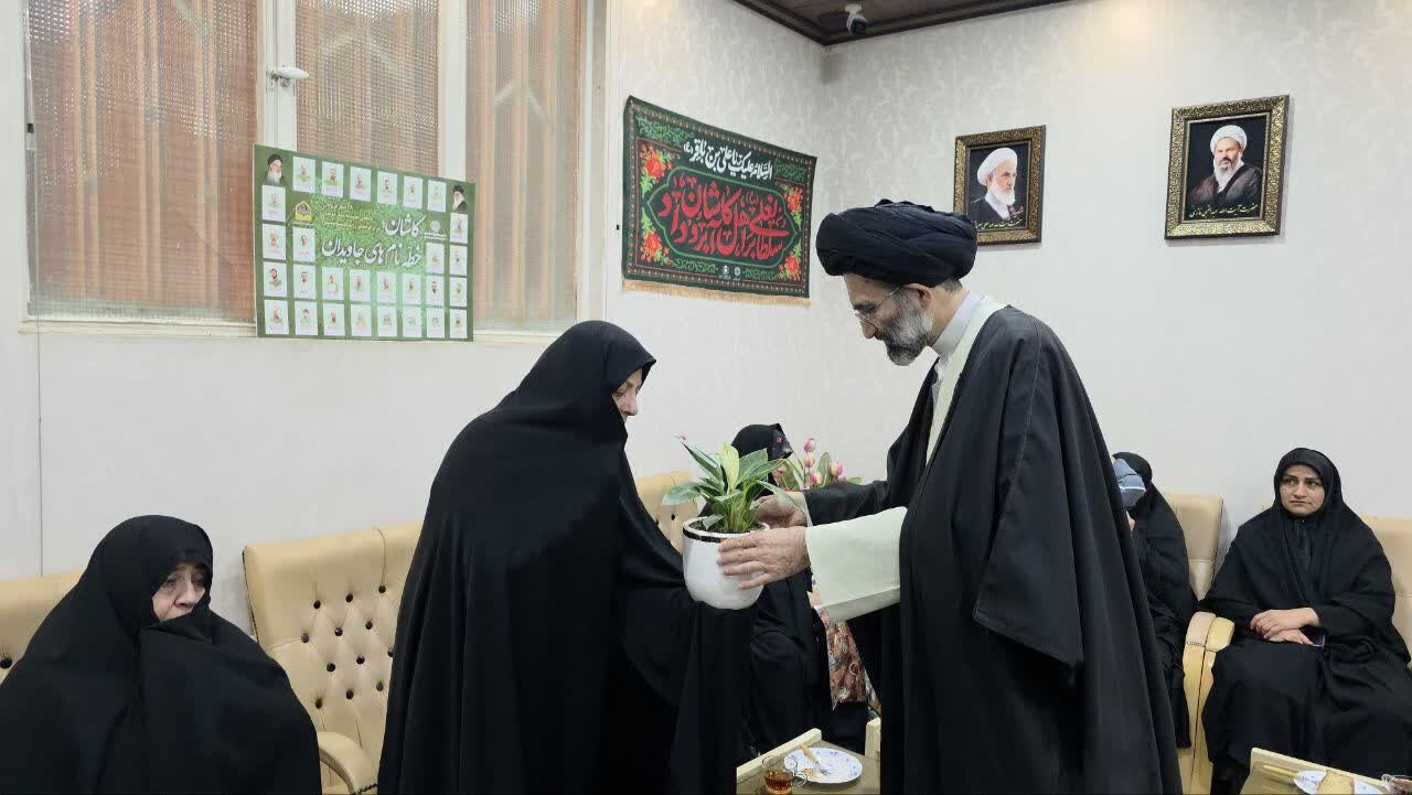 مادران و همسران شهدای اقتدار ملی ناحیه مقاومت بسیج کاشان تجلیل شدند+تصاویر