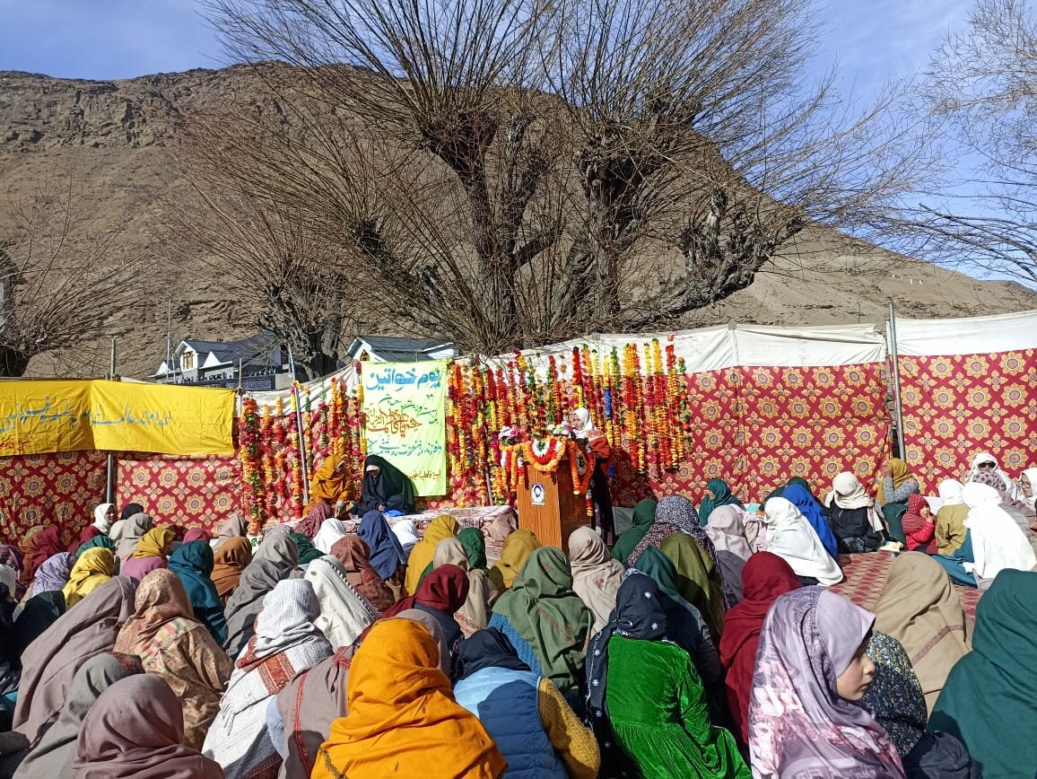 کارگل؛ بسیج فاطمیہ انجمنِ صاحب الزمان (ع) کے تحت یومِ ولادتِ جناب سیدہ (س) و امام خمینی (رہ) کی مناسبت سے تقریب کا انعقاد