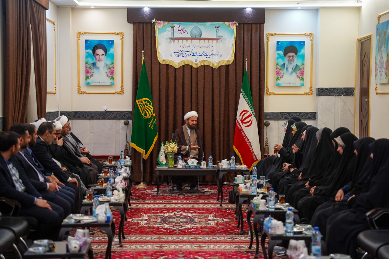 تصاویر/ دیدار همسر سردار شهید حاج رمضان با تولیت آستان مقدس حضرت شاهچراغ(ع)