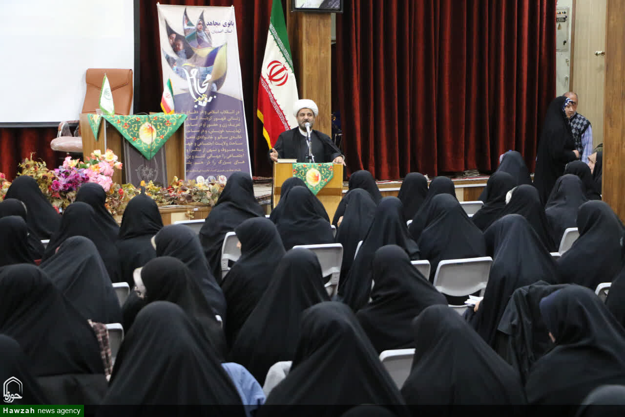 بانوان اولین پرچمداران جهاد تبیین هستند