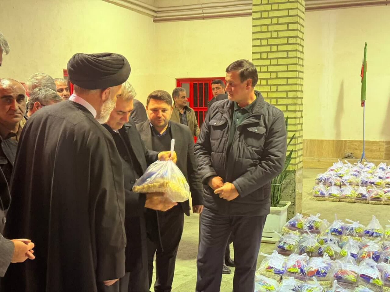 توزیع ۸۰۰ بسته یلدایی میان مددجویان سلماس + تصاویر