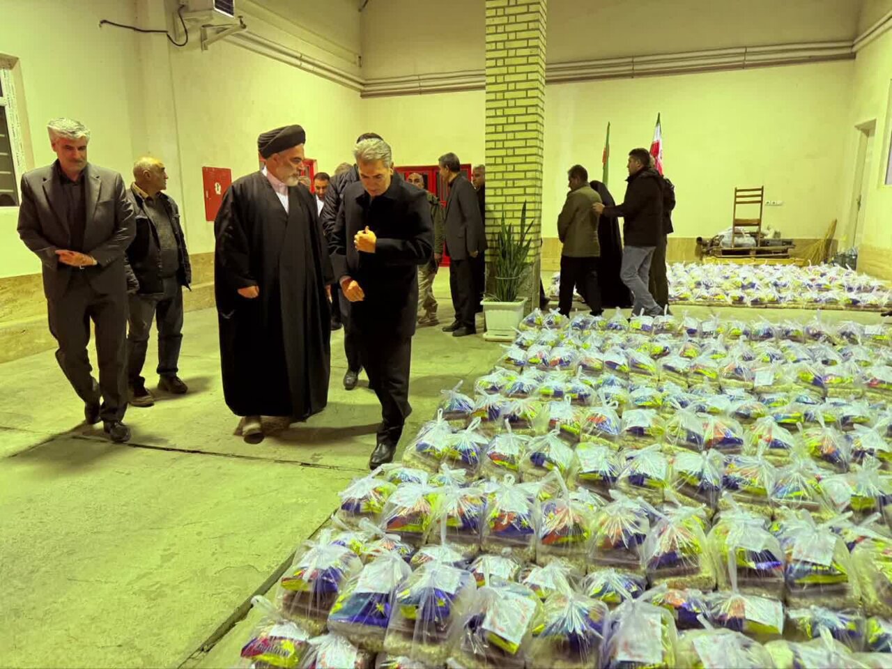 توزیع ۸۰۰ بسته یلدایی میان مددجویان سلماس + تصاویر