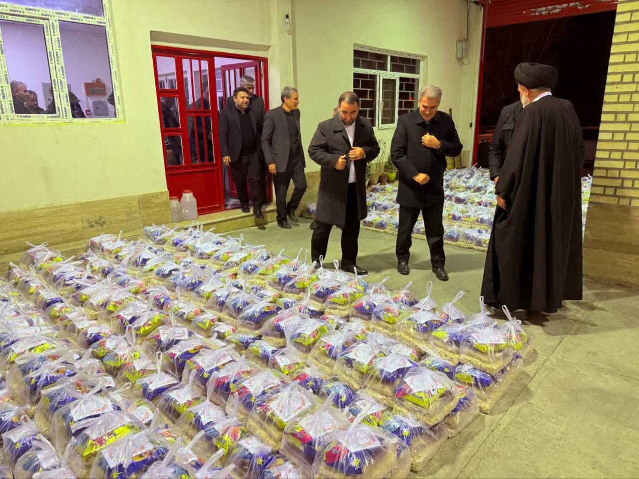 توزیع ۸۰۰ بسته یلدایی میان مددجویان سلماس + تصاویر