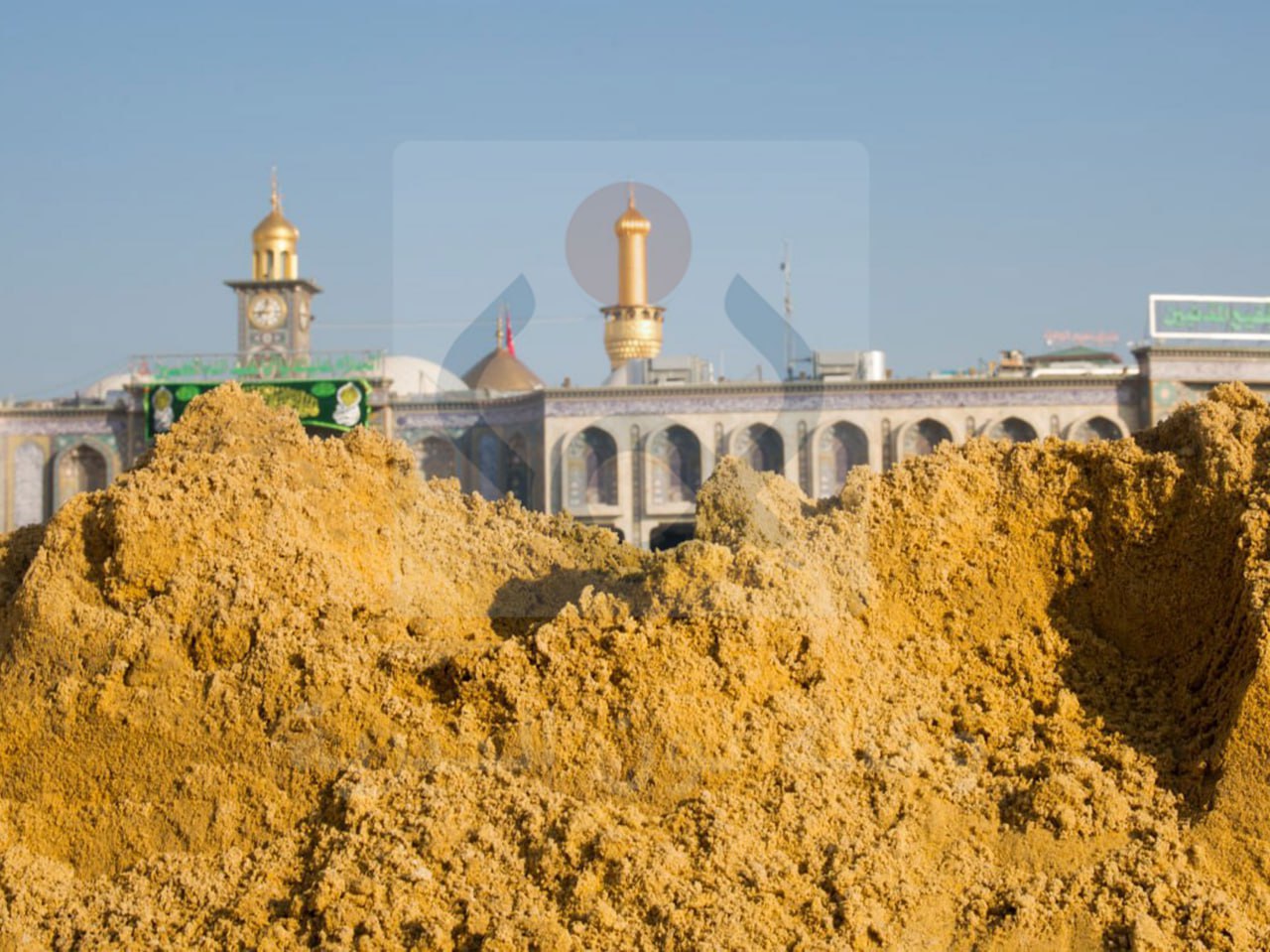 ظهور رمال صفراء یُعتقد أنها تعود لصحراء کربلاء خلال عملیات حفر في صحن الامام الحسن (عليه السلام) + فيديو