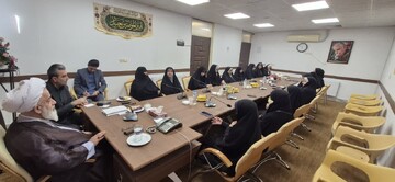 تصاویر / دیدار اعضای ستاد نماز جمعه خواهران با امام جمعه شهرستان آبیک