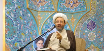 مؤمن در سختی‌ها و مشکلات ثابت‌قدم است