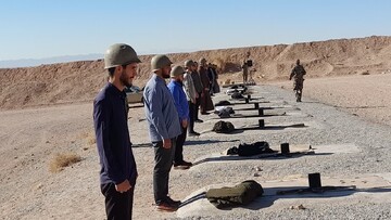 طلاب مدرسه علمیه امام مهدی(عج) با آموزش‌های نظامی آشنا شدند+تصاویر