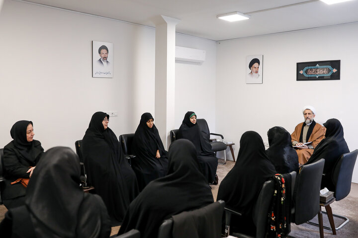 تصاویر / دیدار امام جمعه قزوین  دیدار جمعی از بانوان تاثیرگذار و فعال استان قزوین