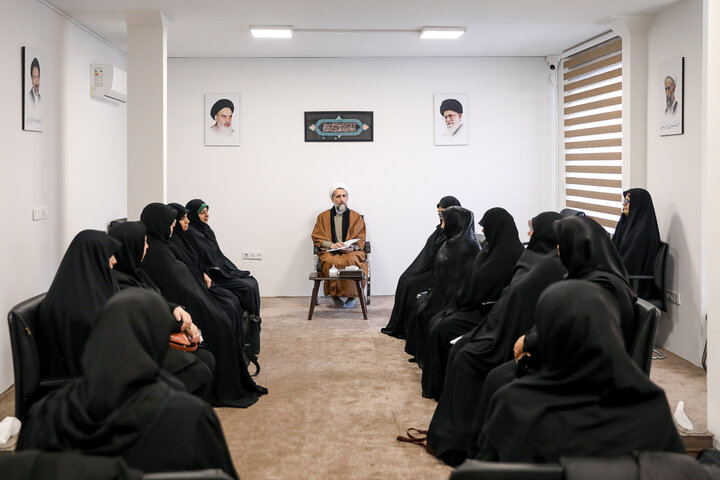 تصاویر / دیدار امام جمعه قزوین  دیدار جمعی از بانوان تاثیرگذار و فعال استان قزوین