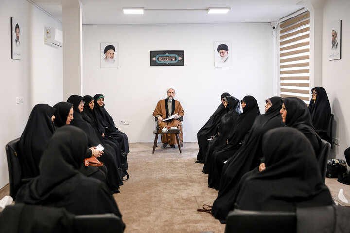 تصاویر / دیدار امام جمعه قزوین  دیدار جمعی از بانوان تاثیرگذار و فعال استان قزوین