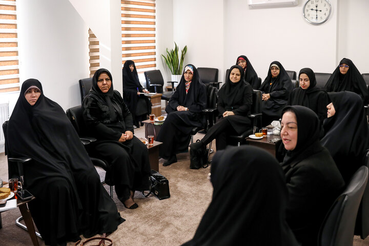 تصاویر / دیدار امام جمعه قزوین  دیدار جمعی از بانوان تاثیرگذار و فعال استان قزوین