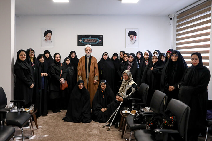 تصاویر / دیدار امام جمعه قزوین  دیدار جمعی از بانوان تاثیرگذار و فعال استان قزوین