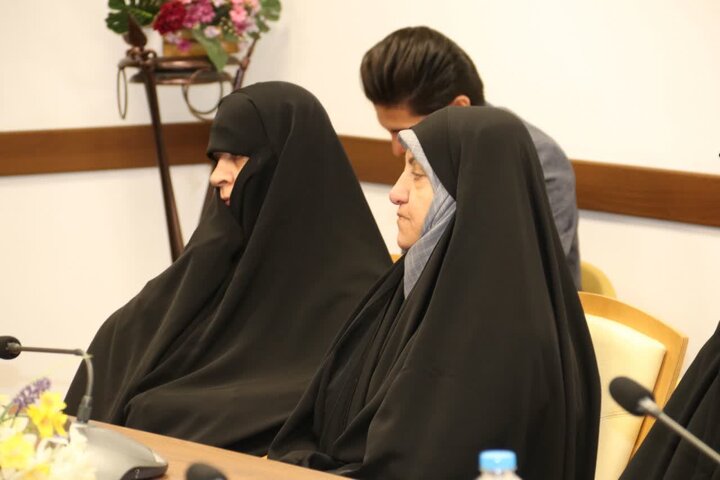 تصاویر / دیدار اعضای ستاد نمازجمعه خواهران با امام جمعه شهرستان آبیک