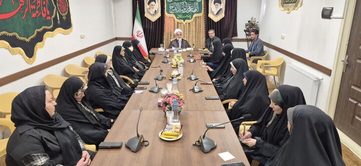 تصاویر / دیدار اعضای ستاد نمازجمعه خواهران با امام جمعه شهرستان آبیک